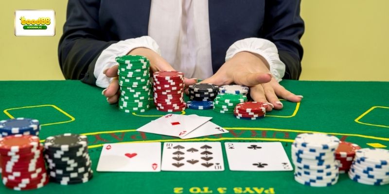 Baccarat sử dụng bộ bài tiêu chuẩn và chia cho hai bên là Player và Banker